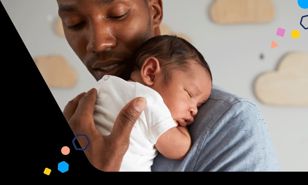 Papá sosteniendo al bebé en la guardería
