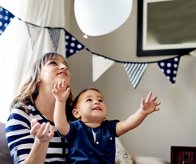 Madre mirando hacia arriba con su hijo