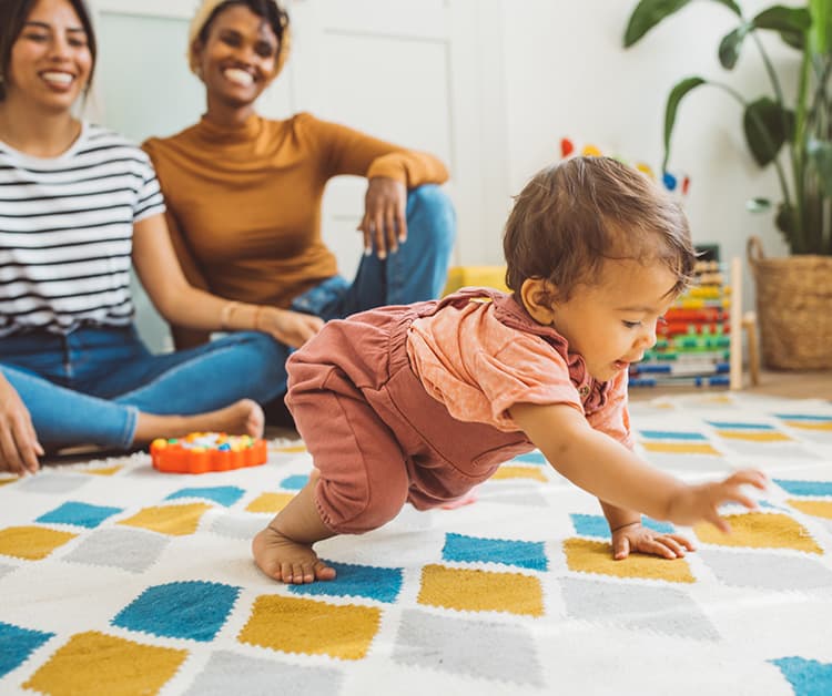 Bebé comenzando a gatear