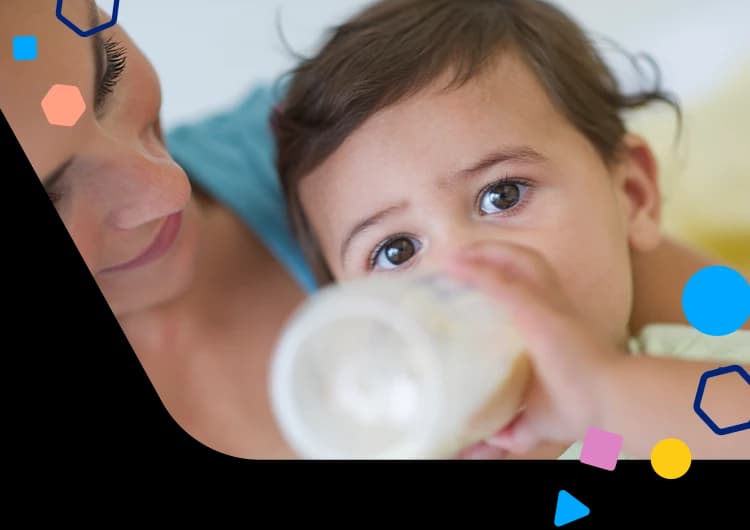 Bebé bebiendo un biberón