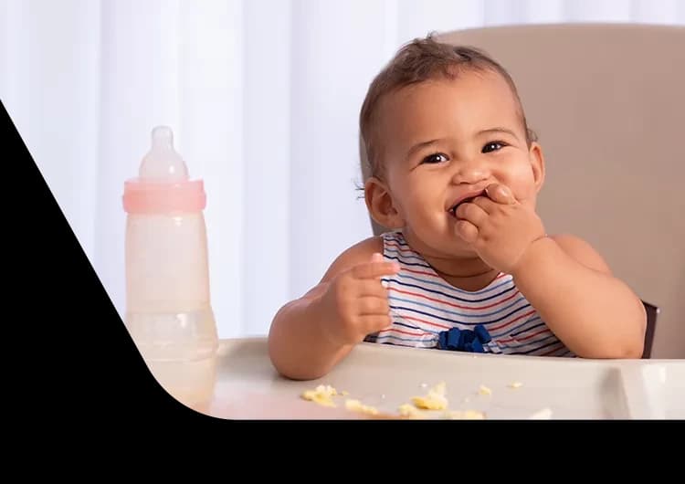 Pequeño feliz comiendo bocadillos