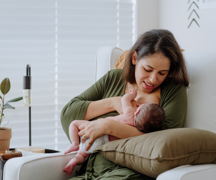 Bebé siendo amamantando