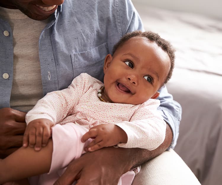 Bebé sonriente feliz