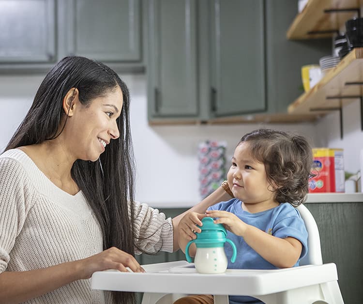 Madre tocando la mejilla de su bebé