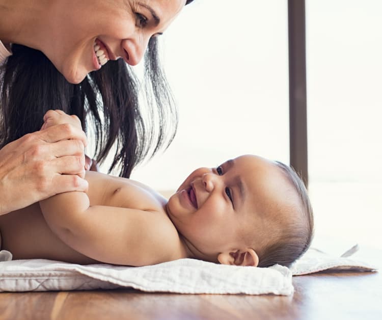 Bebé feliz al cambiarle el pañal