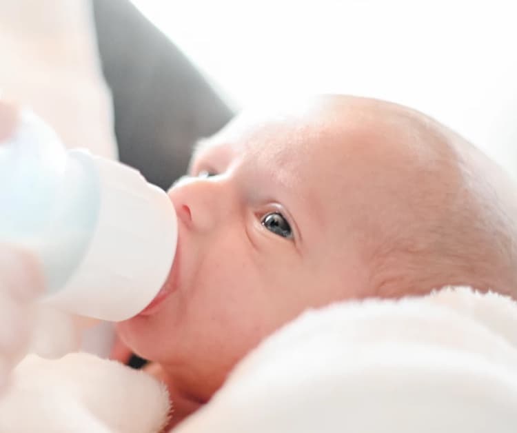 Bebé prematuro tomando un biberón