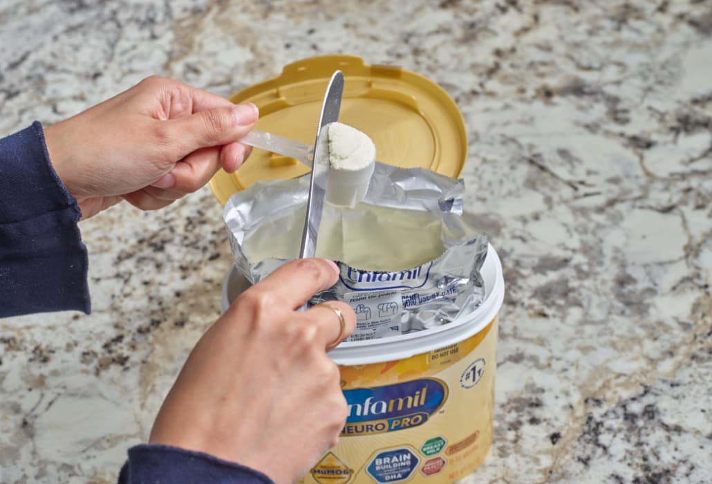 Leveling a scoop of formula