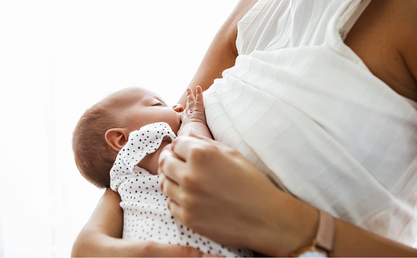 Bebé recién nacido siendo amamantando