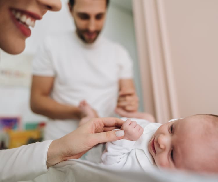 Mamá besando los pies del bebé